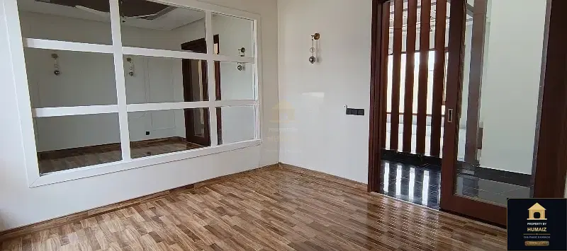 500 Sq. Yd. 7-Bedroom Luxury Villa (Basement, 6 Bath, Residence 3) in DHA Phase 8 For Sale in DHA Phase 8 Karachi — Photograph 8