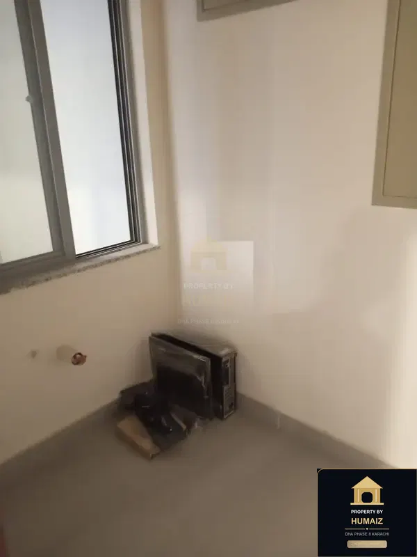 111 Sq. Yd. Corporate Office Space (1 Bath, Unit 1) on Al-Murtaza Commercial For Rent in DHA Phase 8 Karachi — Photograph 4
