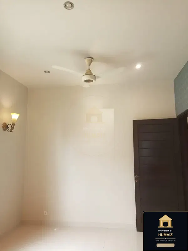 44 Sq. Yd. Commercial Retail Shop on Zulfiqar Commercial For Sale in DHA Phase 8 Karachi — Photograph 4