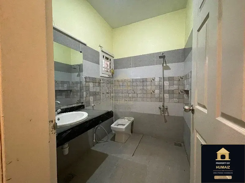 4-Bedroom Upper/Lower Portion (5 Bath, Unit 5) in DHA Phase 8 For Rent in DHA Phase 8 Karachi — Photograph 19
