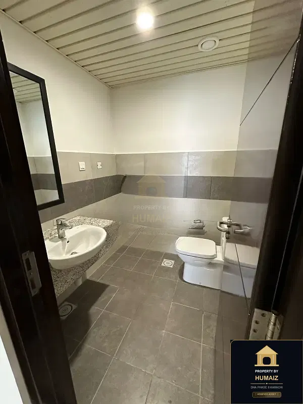 3-Bedroom Luxury Apartment (Sea Facing, 4 Bath, Suite 4) at Pearl Towers For Rent in DHA Phase 8 Karachi — Photograph 8