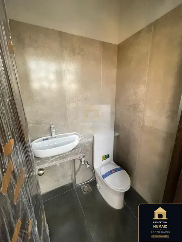 100 Sq. Yd. Corporate Office Space (Boulevard Facing, 1 Bath, Unit 4) on Zulfiqar Commercial For Rent in DHA Phase 8 Karachi — Photograph 4