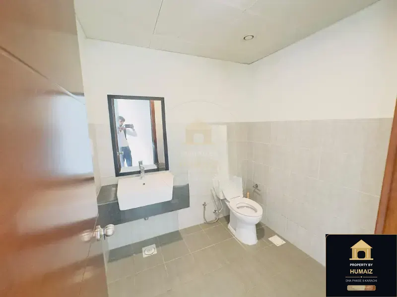 3-Bedroom Luxury Apartment (Sea Facing, 5 Bath, Suite 3) at Pearl Towers For Rent in DHA Phase 8 Karachi — Photograph 10