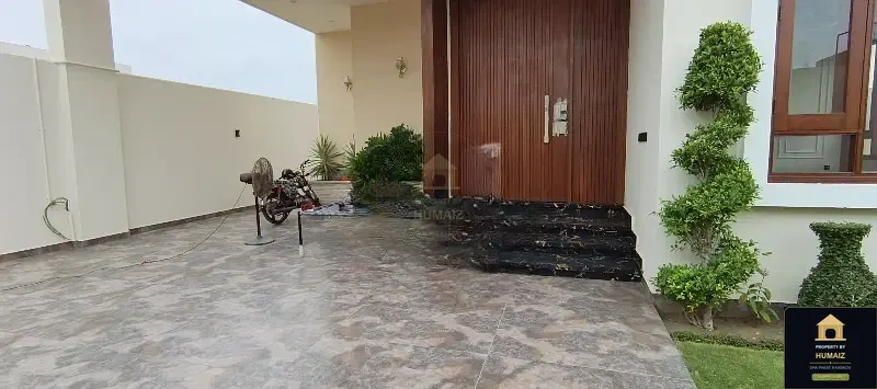 500 Sq. Yd. 7-Bedroom Luxury Villa (Basement, 6 Bath, Residence 3) in DHA Phase 8 For Sale in DHA Phase 8 Karachi — Photograph 3